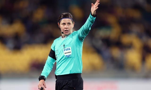 体育官网-澳籍裁判执法中日之战 中国男足国字号首遇女主裁