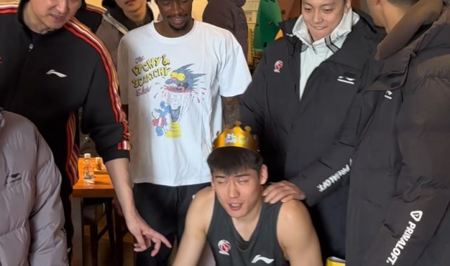 注册送彩金-广东为陈家政庆生！小胡徐杰按捺不住，杜锋待遇拉满，4人下狠手